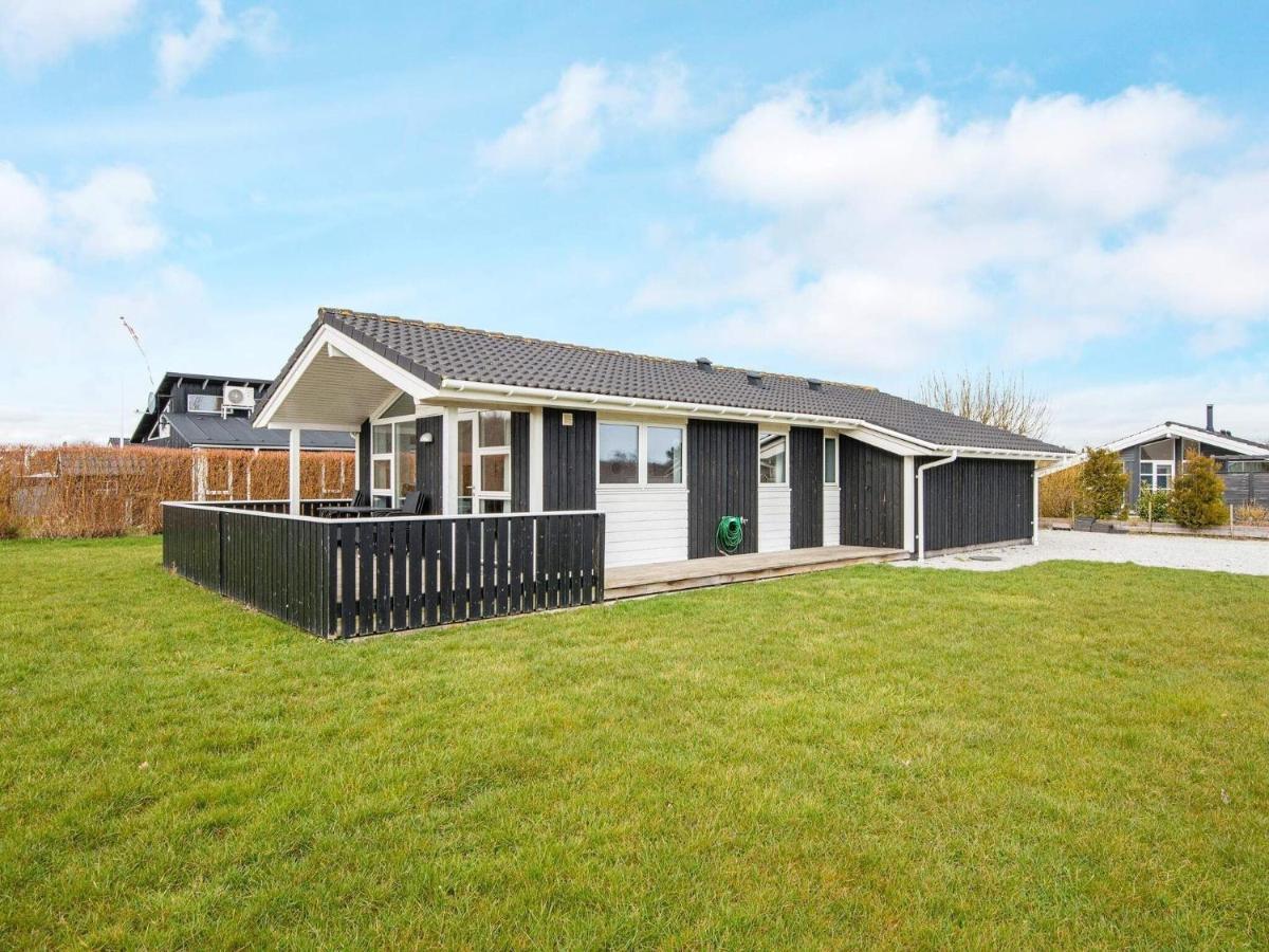 Three-Bedroom Holiday Home In Juelsminde 18 Sonderby  Экстерьер фото