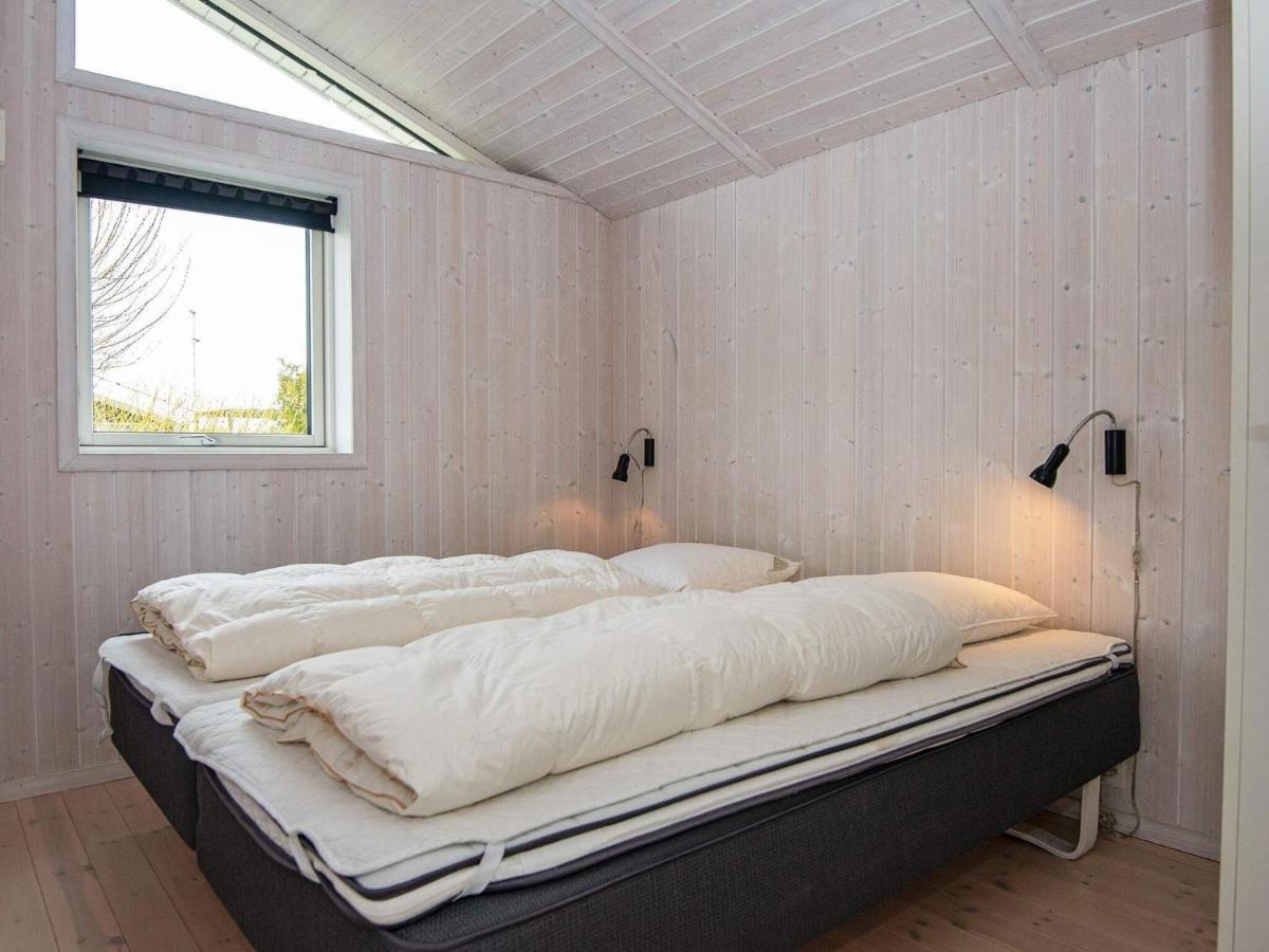Three-Bedroom Holiday Home In Juelsminde 18 Sonderby  Экстерьер фото